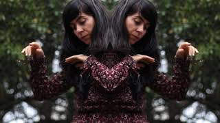 Artista ao centro duplicada com arvores ao fundo