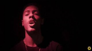 cantor no centro da imagem com um fundo preto