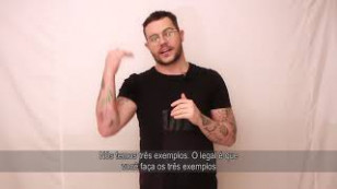 ministrador da oficina no centro, em um fundo branco