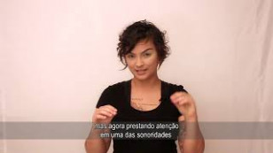 artista centralizada em um fundo branco