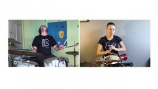 A tela é dividida em duas imagens, cada uma delas contém um musico com uma bateria, fazendo percussão.