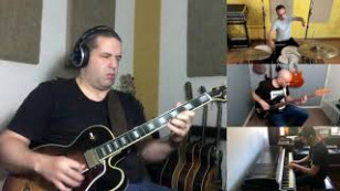 Quatro músicos aparecem em uma montagem em fotos diferentes, cada um com um instrumento - guitarra, contra baixo, bateria e teclado