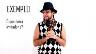 artista aparece no centro com um chapéu. a esquerda, o teto "exemplo" seguido de "o que deixa irritado/a?"