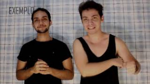duas pessoas aparecem em frente a um fundo quadriculado. a palavra "exemplo" é exibida no canto superior esquerdo.