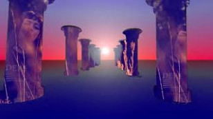 a imagem apresenta duas series paralelas de colunas estilo greco-romanas nas quais é reproduzida uma imagem da artista. ao fundo, no centro, se vê um sol e a linha do horizonte.