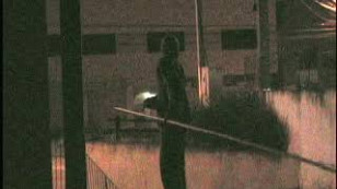 pessoa aparece no centro vestida de preto