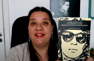 Francine Cruz segura seu livro